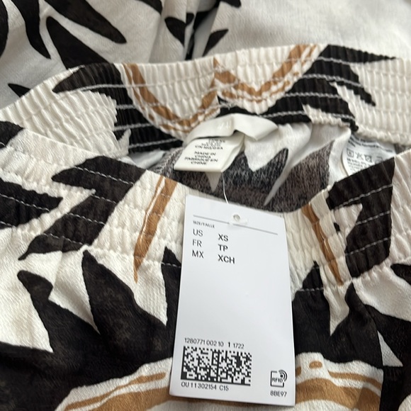 H&M Black and Cream Patterned Wide Leg Pants Bin F - Picture 7 of 7